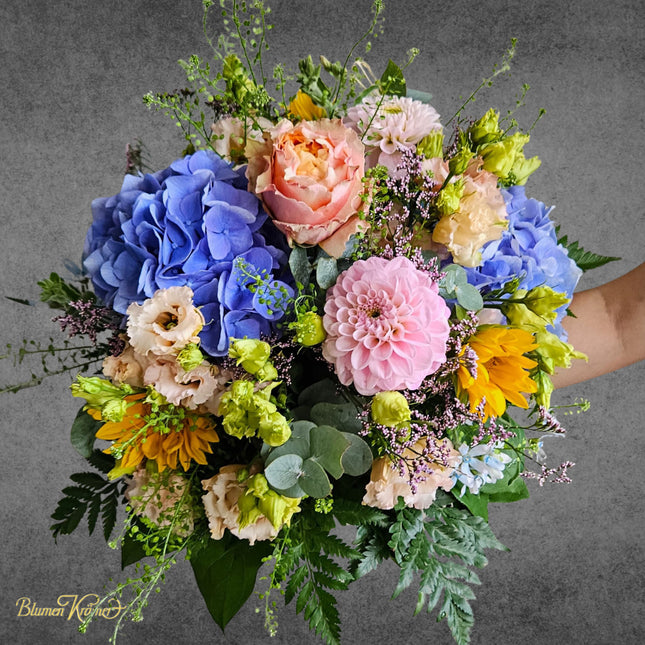 Sommerstrauss mit blauen Hortensien rosa Dahlie Rosen und Sonnenblumen online bestellen in Zürich