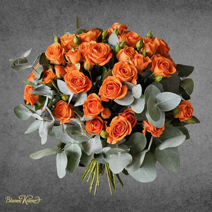 Rosenstrauss mit leuchtend orangefarbenen Sprayrosen und Eukalyptus, frische Blumen aus Zürich online kaufen und verschicken