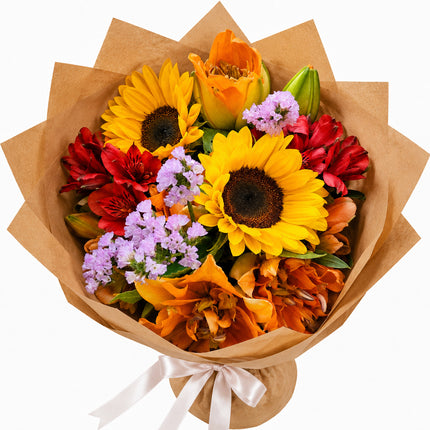 Sommerblumenstrauss mit Sonnenblumen und Lilien