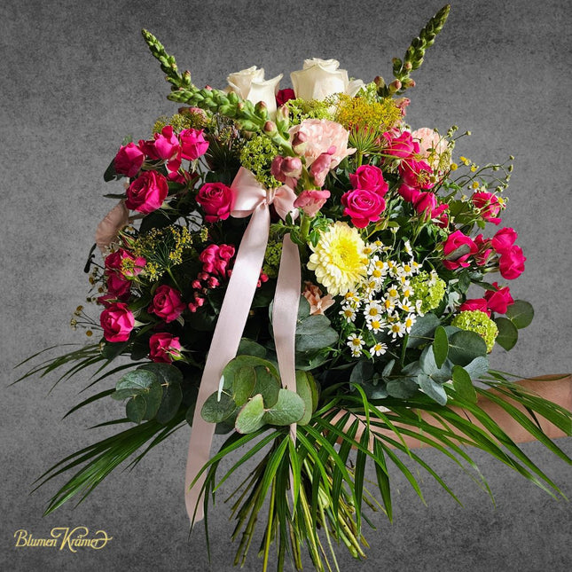 Blumenstrauss mit Rosen, Kamille und saisonalen Blumen handgebunden mit Schleife – Blumenstrauss Zürich Geschenk online bestellen