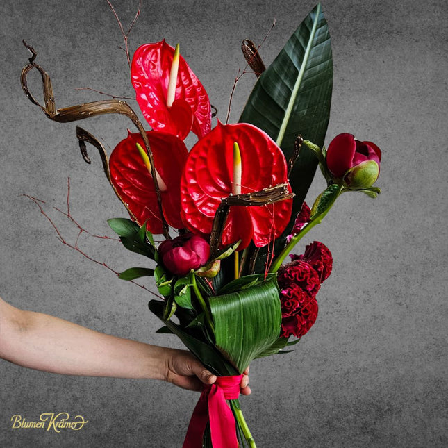 Abstrakter Blumenstrauss mit roten Anthurien und exotischen Blumen in Zürich online bestellen