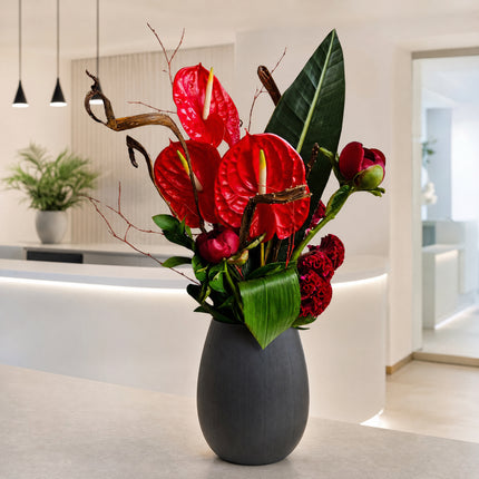 Abstrakter Blumenstrauss mit roten Anthurien und exotischen Blumen in Zürich online bestellen