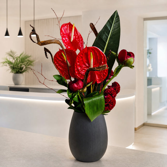 Abstrakter Blumenstrauss mit roten Anthurien und exotischen Blumen in Zürich online bestellen