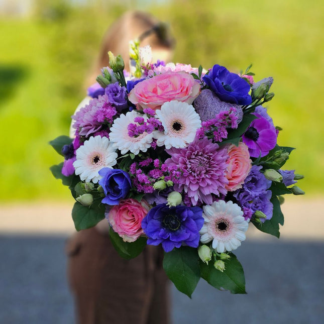 Blumenstrauss in Lila, Rosa und Weiss mit Rosen, Germini und saisonalen Blumen handgebunden – Blumenstrauss Zürich liefern lassen