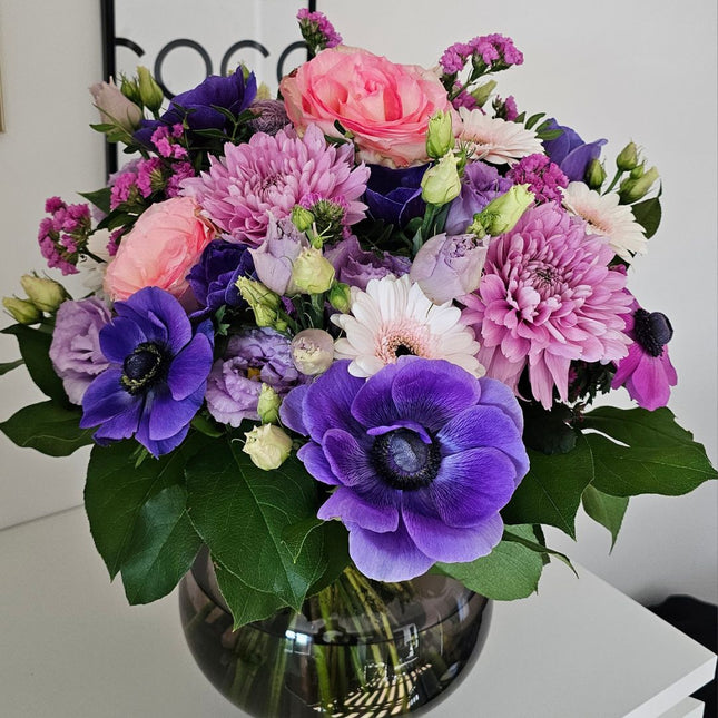 Blumenstrauss in Lila, Rosa und Weiss mit Rosen, Germini und saisonalen Blumen handgebunden – Blumenstrauss Zürich verschicken