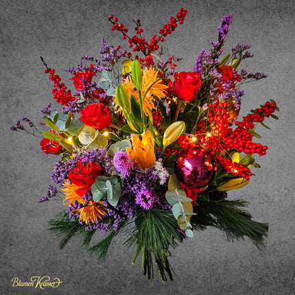 Handgebundener Magic Christmas Blumenstrauss mit roten Rosen Ilexund Lichterkette für festliche Weihnachtsdekoration in Zürich verschicken