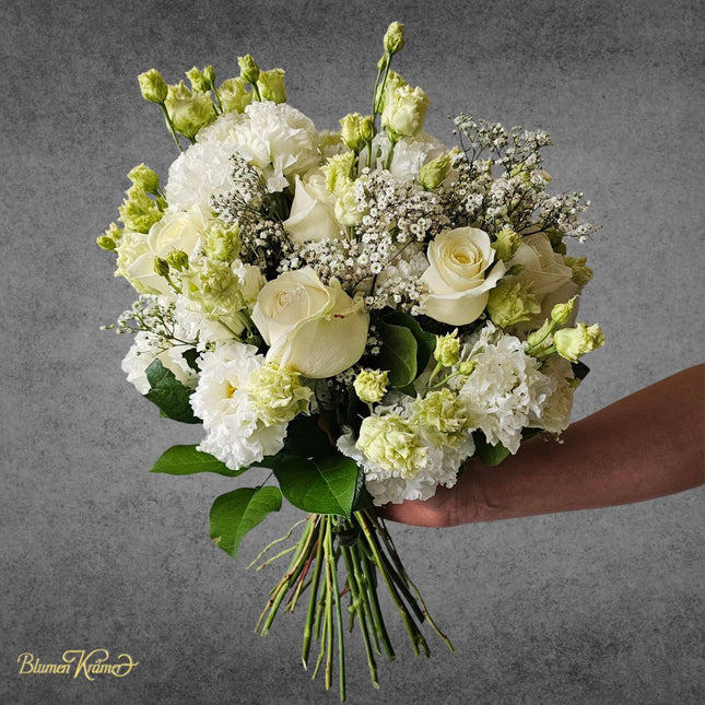 Weisser eleganter Blumenstrauss mit Rosen und saisonalen Blüten frisch gebunden in Zürich