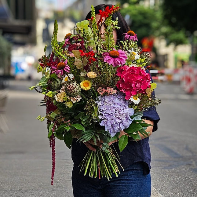 Bunter saisonaler Blumenstrauss mit Hortensien Echinacea und verschiedenen Blüten