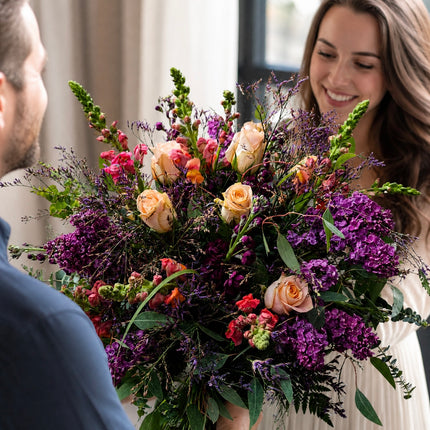 Wilder Blumenstrauss mit Rosen Leuenmäulchen Flieder und Eukalyptus in Zürich verschicken