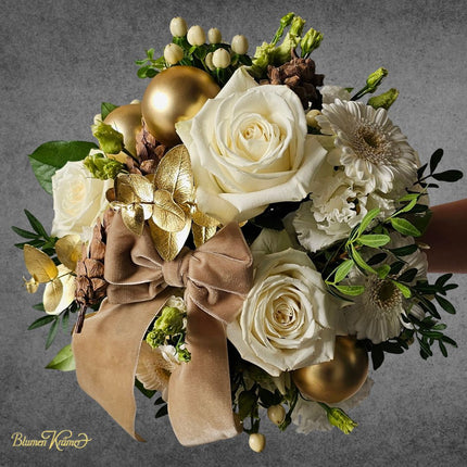 Winterstrauss mit Germini Rosen Lisianthus Zapfen Masche und cremefarbenen Kugeln in Zürich online bestellen
