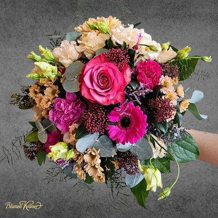 Pinkfarbener Rosenstrauss mit Lisianthus Gerbera und saisonalen Blüten frisch gebunden in Zürich