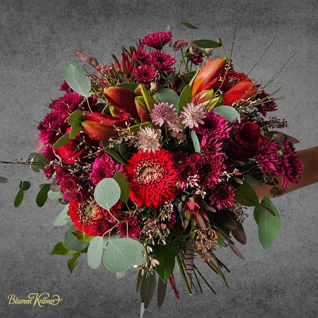 Blumenstrauss in Rot mit Chrysanthemen Amaryllis und Eukalyptus in Zürich kaufen