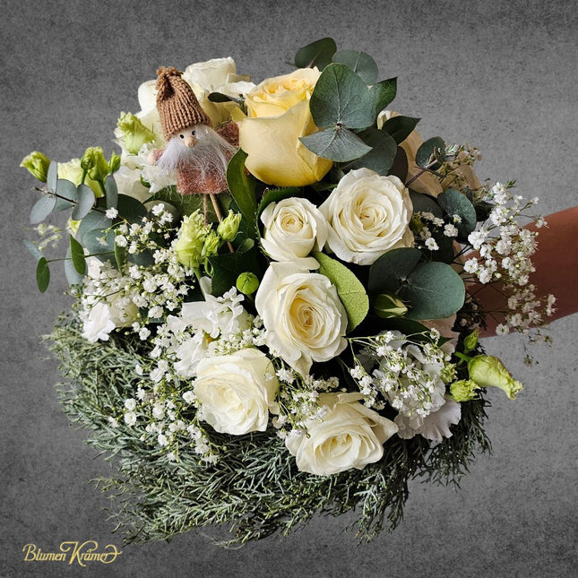 Weisser Weihnachts Blumenstrauss mit Rosen und winterlichem Grün aus Zürich liefern lassen