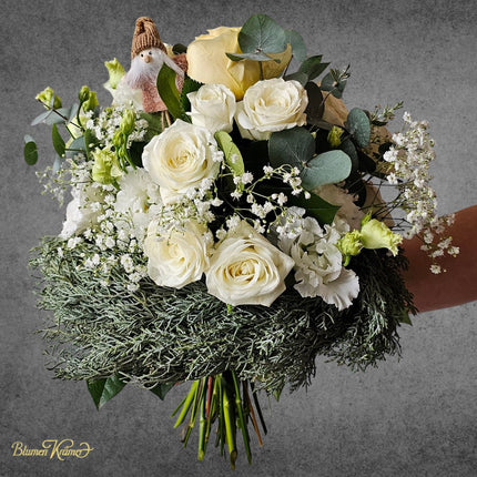 Weisser Weihnachts Blumenstrauss mit Rosen und winterlichem Grün aus Zürich online kaufen