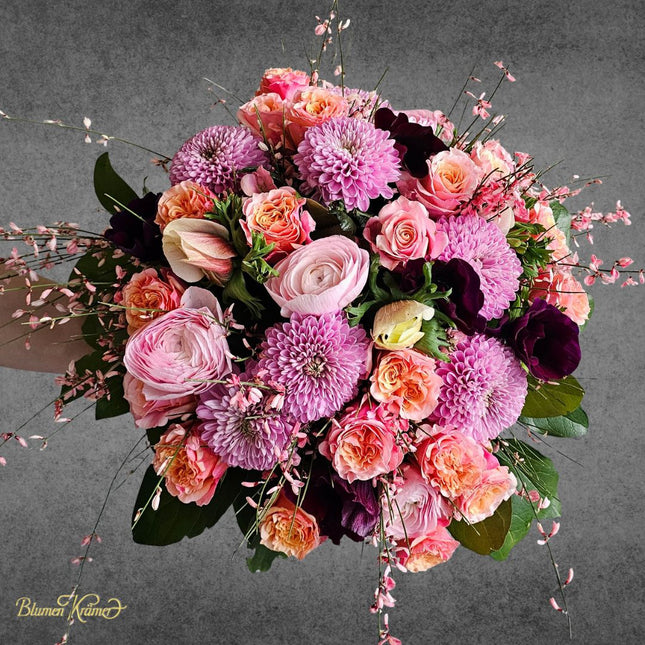 Rosa pinker Blumenstrauss mit Rosen Ranunkeln und Chrysanthemen frisch gebunden in Zürich