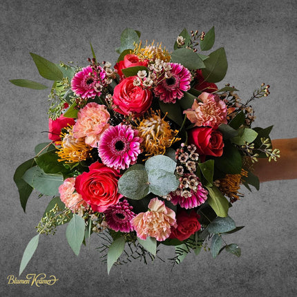 Farbenfroher Blumenstrauss mit pinken Gerbera und Rosen handgebunden in Zürich