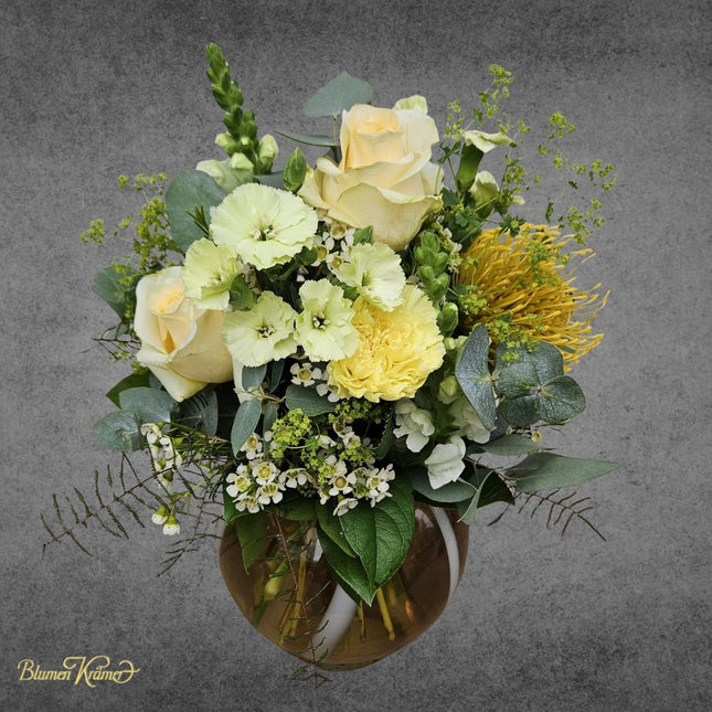 Blumenstrauss mit gelben Rosen, Eukalyptus und zarten Blüten aus dem Blumenladen Zürich verschicken