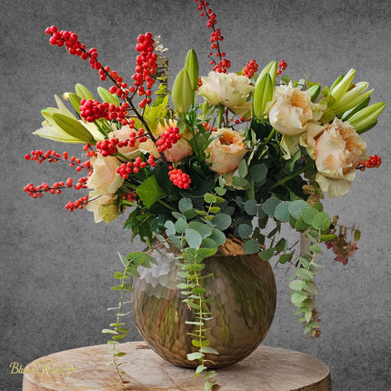 Blumenstrauss mit Rosen, Lilien und Ilex aus Blumenladen Zürich online bestellen