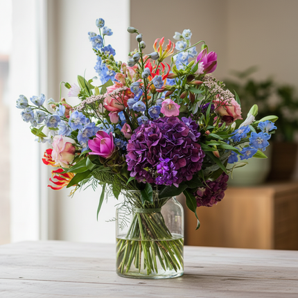Flower Dream Blumenstrauss mit Hortensien, Rittersporn und Rosen in Blau, Violett und Rosa