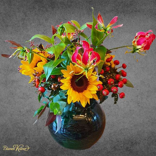 Blumenstrauss mit Sonnenblumen, Hagebutten und Gloriosa_Herbststrauss_Blumenversand Zürich