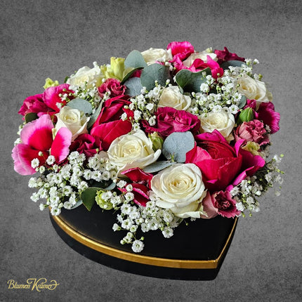 Herzbox mit weissen und pinken Rosen Eukalyptus und Gypsophila in Zürich bestellen