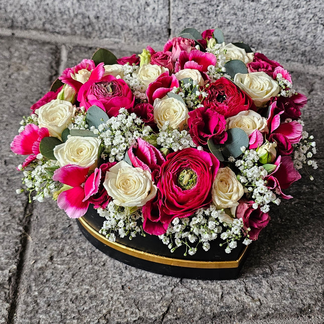Herzbox mit weissen und pinken Rosen Eukalyptus und Gypsophila in Zürich bestellen