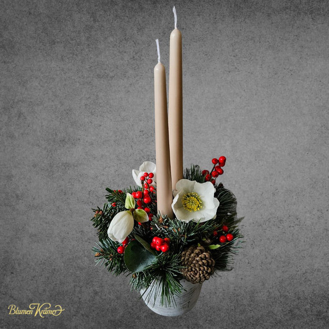 Kerzengesteck mit Stabkerzen frischen Koniferen Christrosen Ilex und Zapfen in Zürich verschicken