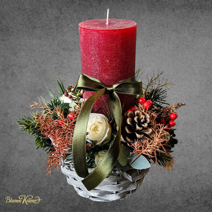 Kerzengesteck mit Rose Zapfen Beeren und verschiedenen Nadelhölzern in Zürich online kaufen