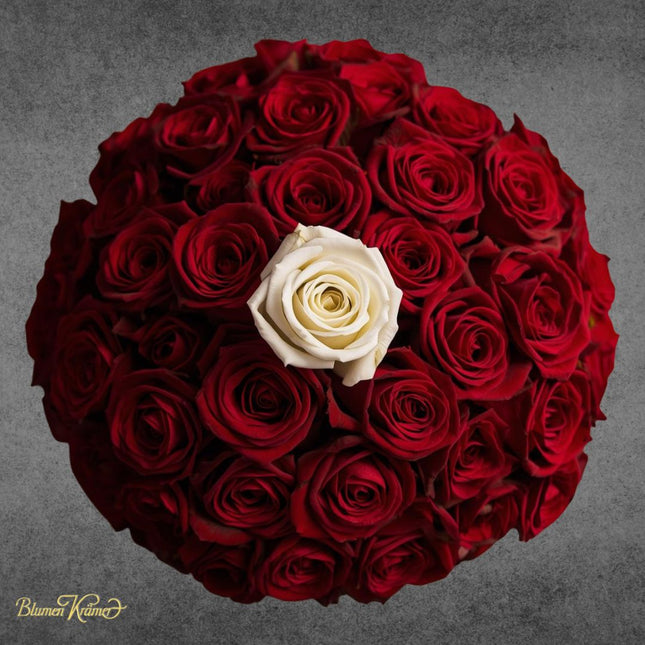 Roter Rosenstrauss mit einer weissen Rose online kaufen Zürich