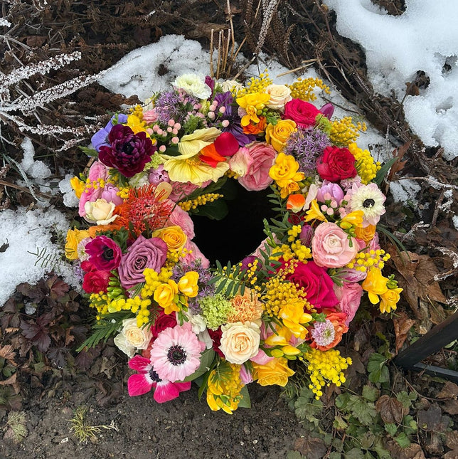 Trauerkranz mit Frühlingsblumen in Zürich kaufen frisch gebunden für Beerdigung Lieferung