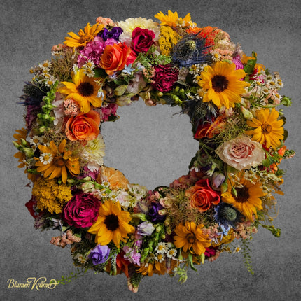 Trauerkranz mit Sonnenblumen Rosen und saisonalen Blumen für Beerdigung und Trauerfeier in Zürich online bestellen