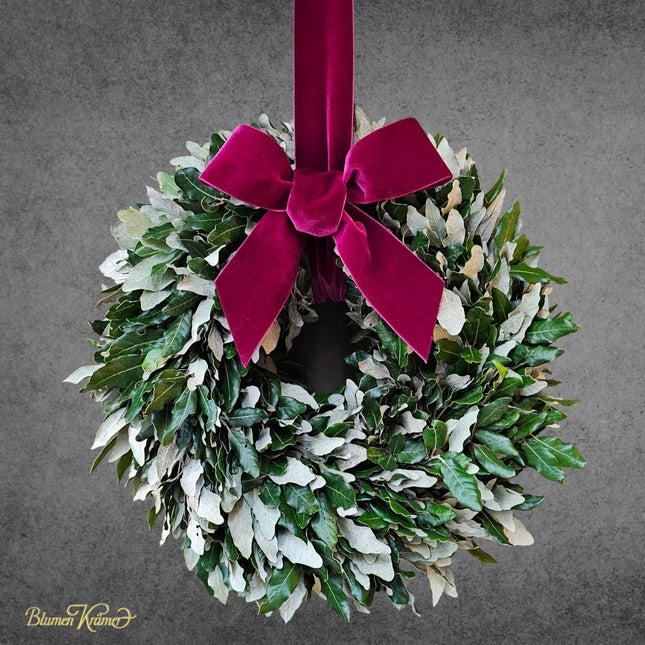 Handgewickelter Eichen Türkranz mit bordeaux Masche der warme Weihnachtsvorfreude weckt und jede Haustür liebevoll schmückt.