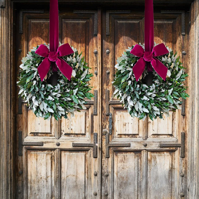 Handgewickelter Eichen Türkranz mit bordeaux Masche der warme Weihnachtsvorfreude weckt und jede Haustür liebevoll schmückt online kaufen