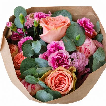 Tüte voller Blüten mit Rosen Nelken und Eukalyptus