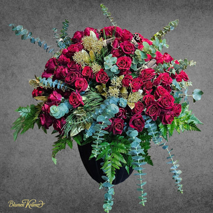 Weihnachtsblumenstrauss mit roten Polyantha Rosen, Eukalyptus und goldenen Akzenten aus Zürich verschicken