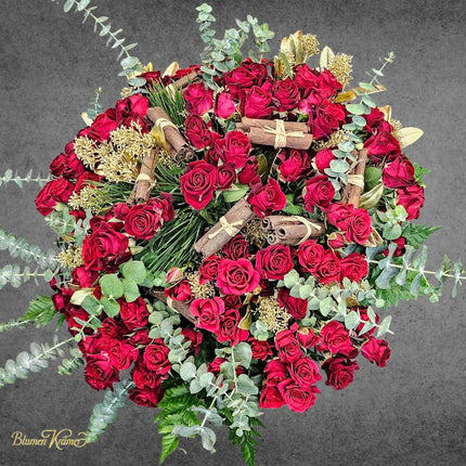 Weihnachtsblumenstrauss mit roten Polyantha Rosen, Eukalyptus und goldenen Akzenten online kaufen in Zürich