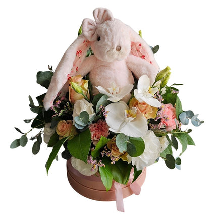 Blumenbox zur Geburt mit rosa Rosen, weissen Orchideen und süssem Hasen