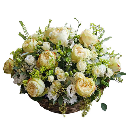 Eleganter Blumenkorb mit cremefarbenen Rosen, weissen Blumen und frischem Grün