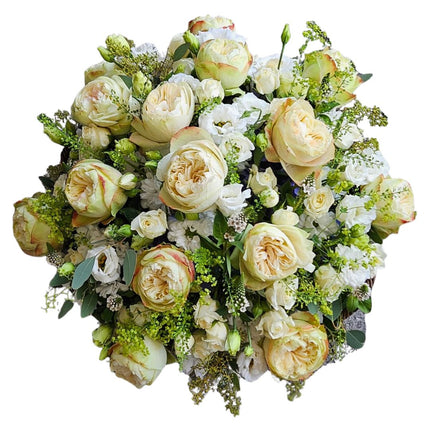 Eleganter Blumenkorb mit cremefarbenen Rosen, weissen Blumen und frischem Grün