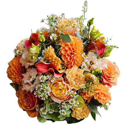 Farbenfroher Blumenkorb mit orangefarbenen Dahlien, Rosen, Nelken und frischen saisonalen Blumen