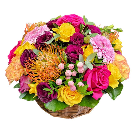 Farbenfroher Blumenkorb mit pinken und gelben Rosen, rosa Chrysanthemen, bordeauxfarbenen Blüten und saisonalen Blumen Lieferung Zürich