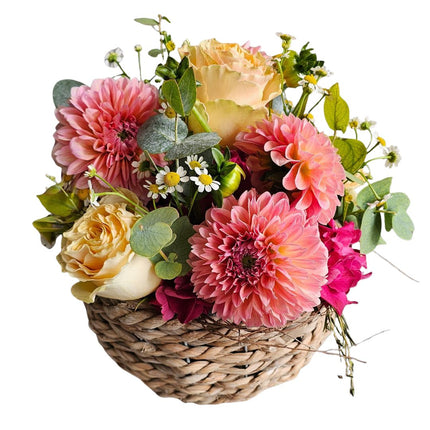 Blumenkorb mit rosa Dahlien, Rosen, Kamillenblüten und Eukalyptus