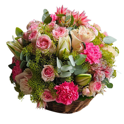 Blumenkorb in Pink und Rosa mit Rosen, Nelken, Lilien, Eukalyptus und saisonalem Beiwerk