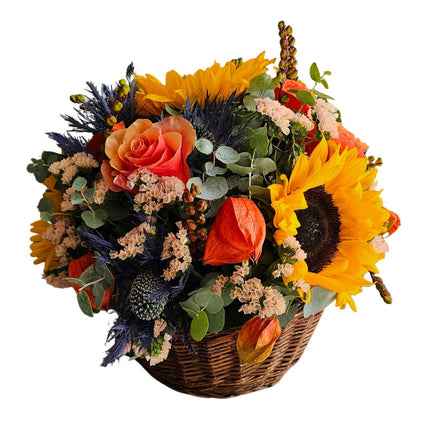 Herbstlicher Blumenkorb mit Sonnenblumen, Rosen, Disteln und Lampionblumen