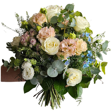 Zarter Blumenstrauss mit cremefarbenen Rosen, apricotfarbenen Blüten und blauen Akzenten
