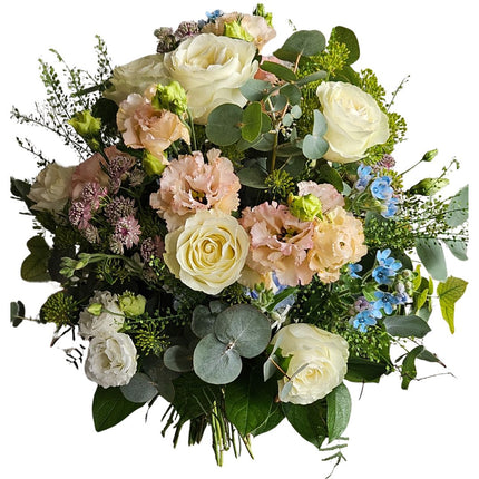 Zarter Blumenstrauss mit cremefarbenen Rosen, apricotfarbenen Blüten und blauen Akzenten