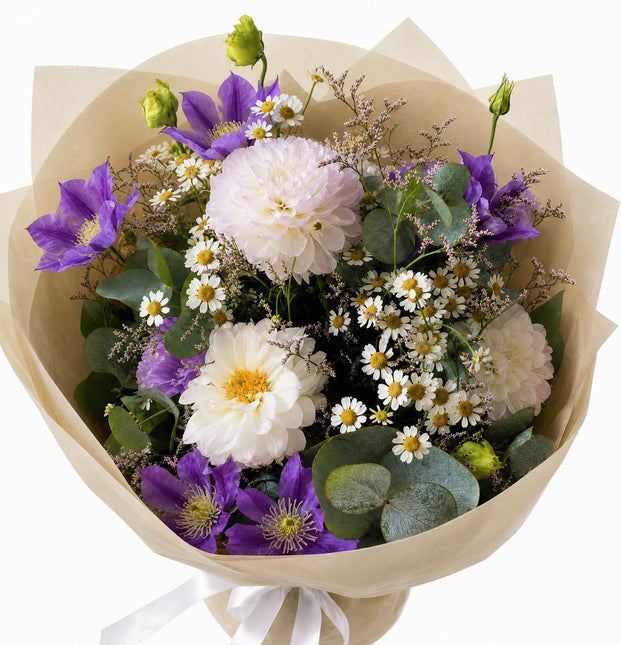 Verspielter Blumenstrauss mit Kamille, Dahlien und Eukalyptus aus Zürich online bestellen