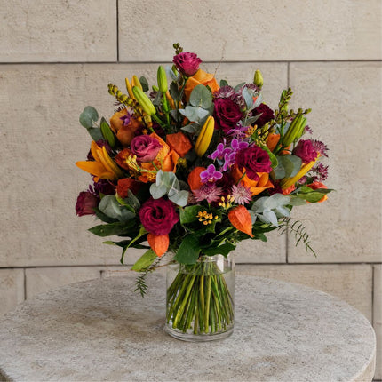 Herbstlicher Blumenstrauss mit Rosen, Lilien, Orchideen und orangefarbenen Blüten Zürich