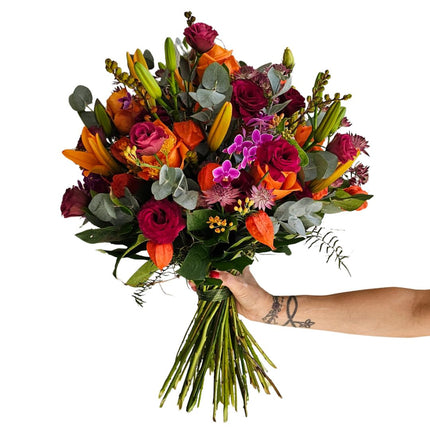 Herbstlicher Blumenstrauss mit Rosen, Lilien, Orchideen und orangefarbenen Blüten