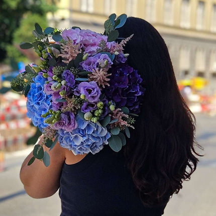 Blumenstrauss mit blauen und violetten Hortensien, Lisianthus und Eukalyptus